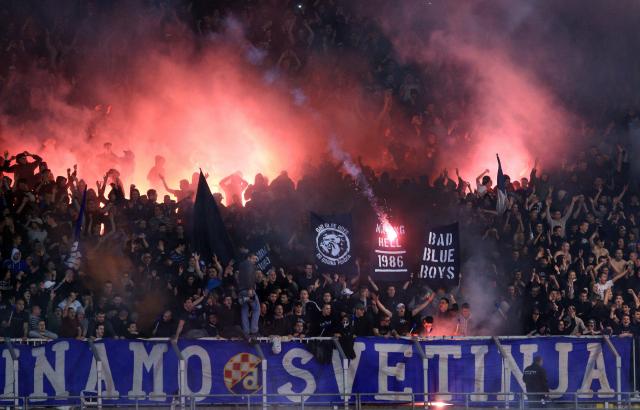 Kako spraviti raketo na stadion? V kondom in v ...