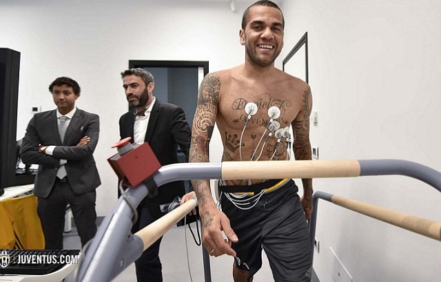 Dani Alves okrepil Staro damo!