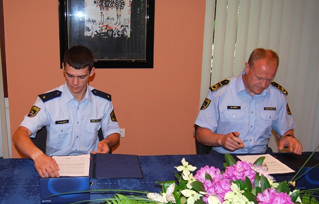 Tim Gajser postal policist, hiter bo le na stezi