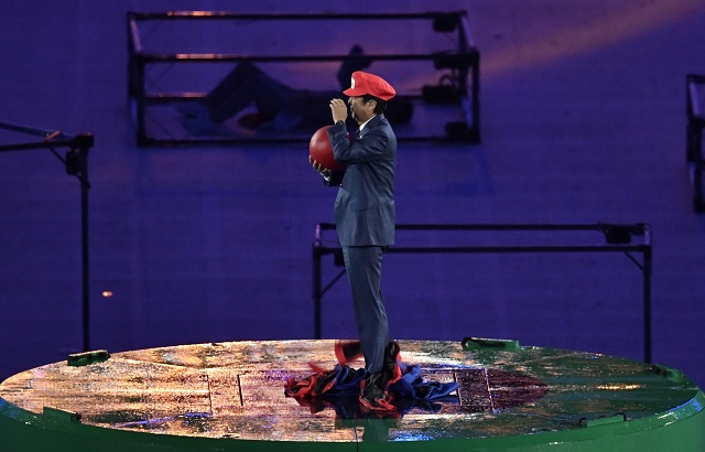 FOTO: Japonski premier v Riu kot Super Mario