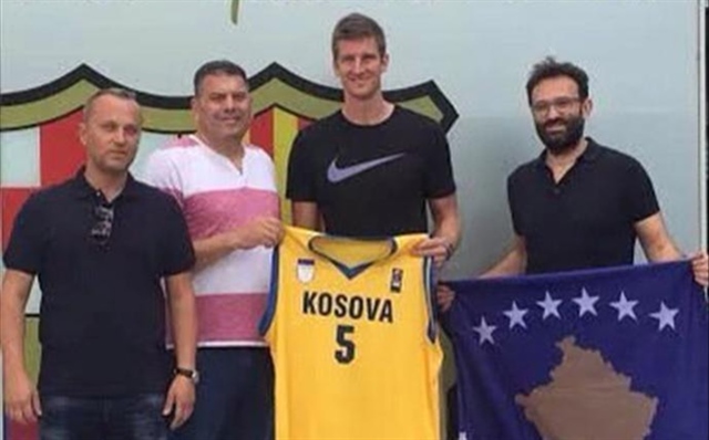 Malcolm Armstead odslej Romun