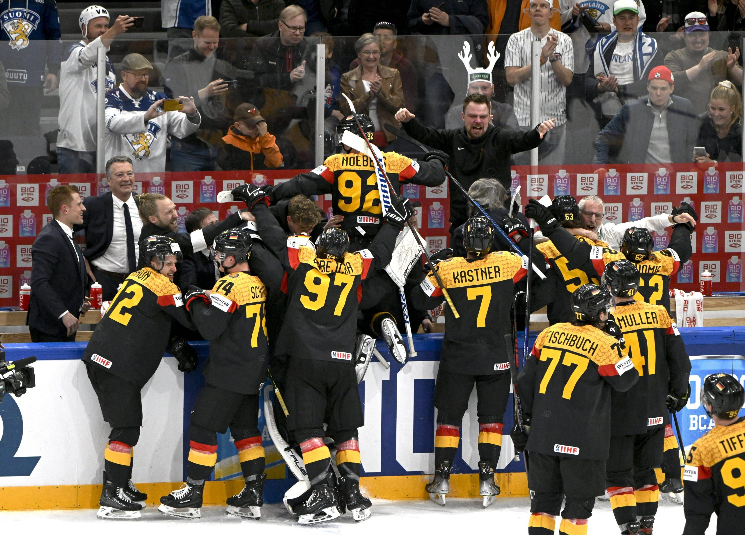 „Die Qualifikation für das Finale ist ein großer Schritt für die Anerkennung des Eishockeys im Heimatland!“  – Sportfernsehen